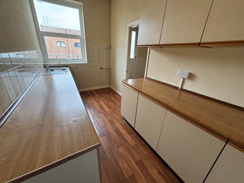 Lot: 33 - FREEHOLD VACANT SHOP, VACANT TWO-BEDROOM FLAT PLUS TWO-BEDROOM INVESTMENT FLAT IN PRIME LOCATION - Flat A - kitchen